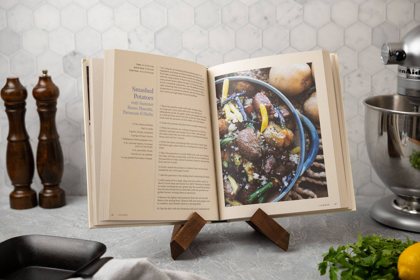 Gather: 100 Seasonal Recipes that Bring People Together (Chris Viaud)